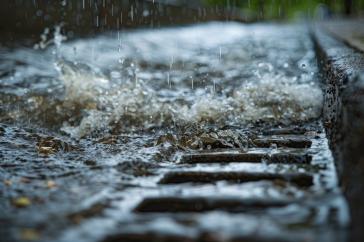 雨水喷涌而出的雨水渠特写